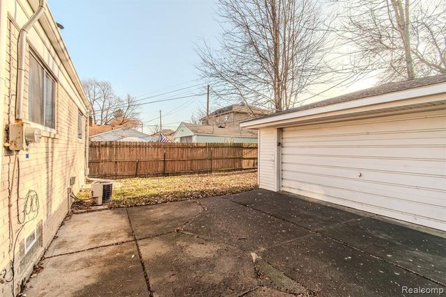 21816 E 10 Mile Road, Saint Clair Shores, MI 48080