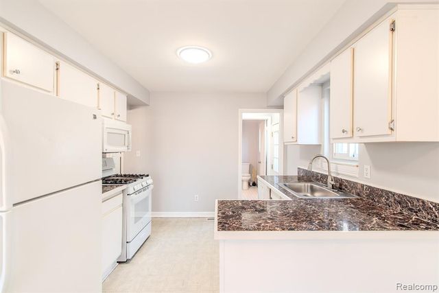 21816 E 10 Mile Road, Saint Clair Shores, MI 48080