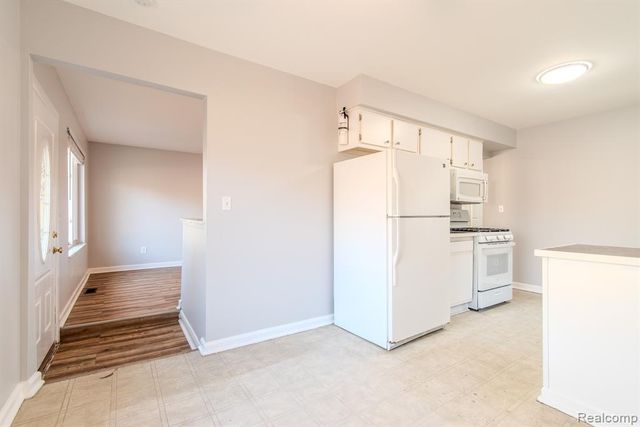 21816 E 10 Mile Road, Saint Clair Shores, MI 48080