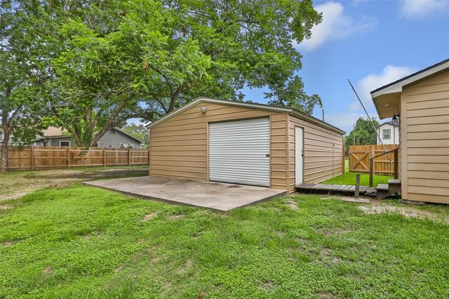 202 E Kay Street, Dayton, TX 77535