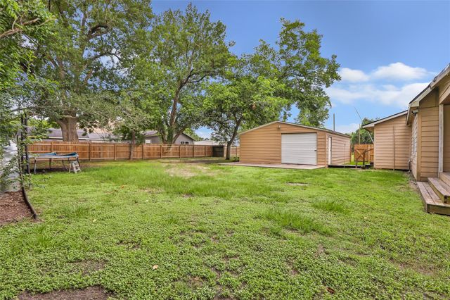 202 E Kay Street, Dayton, TX 77535