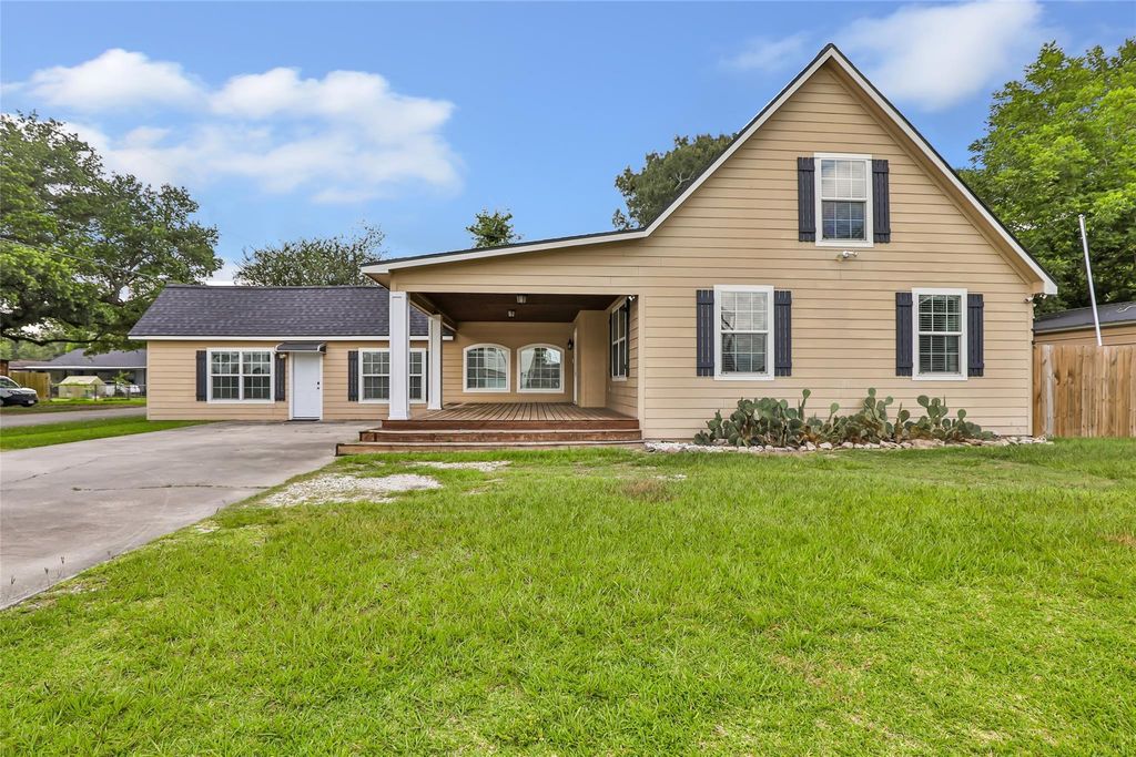 202 E Kay Street, Dayton, TX 77535