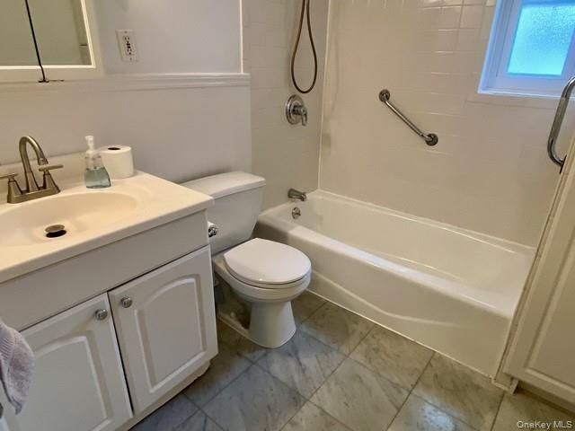 49-09 Hanford Street 1R, Douglaston, NY 11362