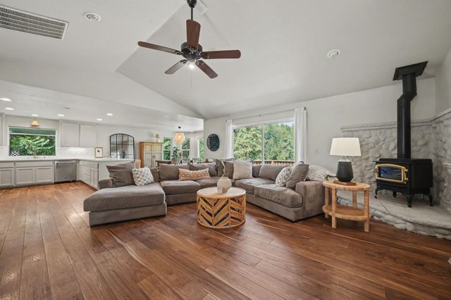 26041 Golf Links Dr, Pioneer, CA 95666