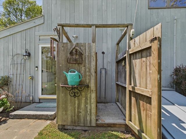 621 Locustfield Rd, Falmouth, MA 02536
