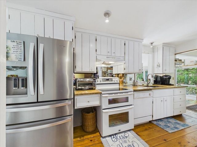 621 Locustfield Rd, Falmouth, MA 02536