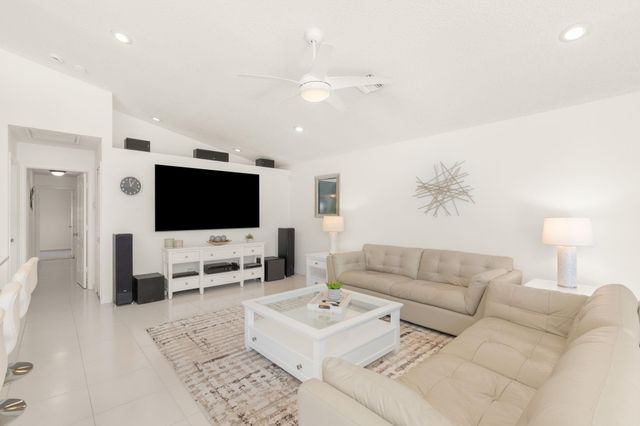 9938 N Springs Way, Coral Springs, FL 33076