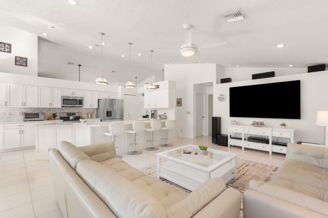 9938 N Springs Way, Coral Springs, FL 33076