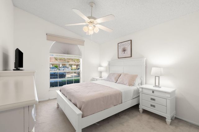 9938 N Springs Way, Coral Springs, FL 33076