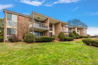 4047 W Maple Road 201, Bloomfield Hills, MI 48301