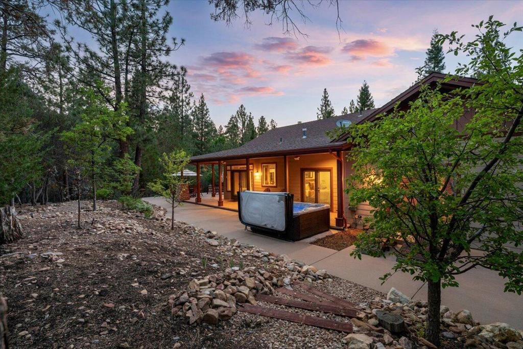 Image 4 of property listing at 1924 Shady Lane, Big Bear City, CA 92314