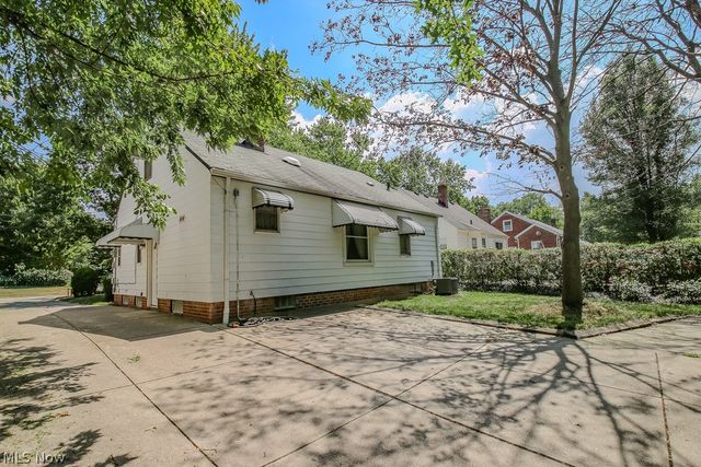 1752 Brainard Road, Lyndhurst, OH 44124