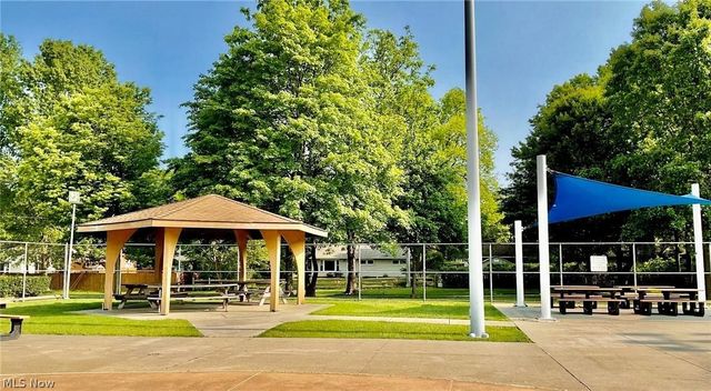 1752 Brainard Road, Lyndhurst, OH 44124