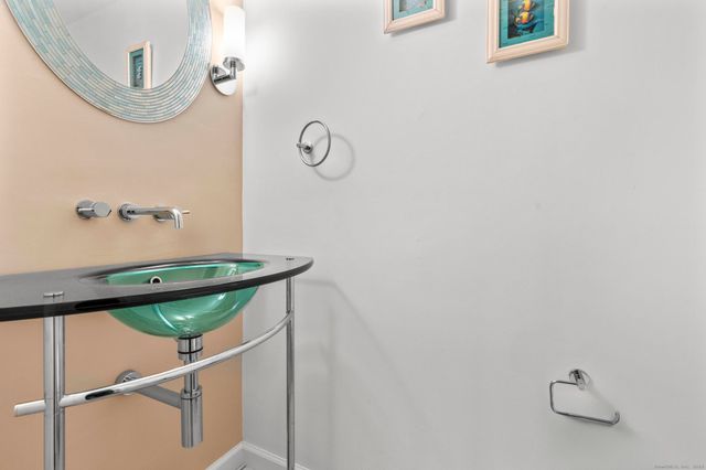 15 Derbyshire 15, Derby, CT 06418