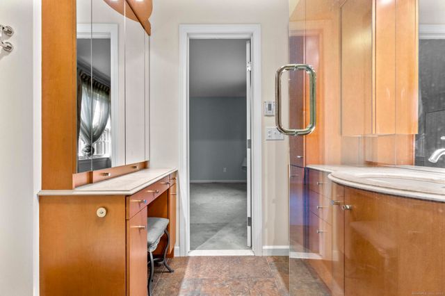 15 Derbyshire 15, Derby, CT 06418