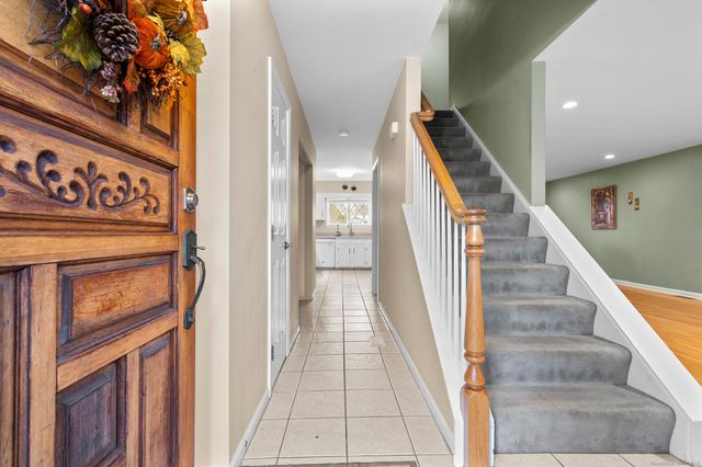 15 Derbyshire 15, Derby, CT 06418