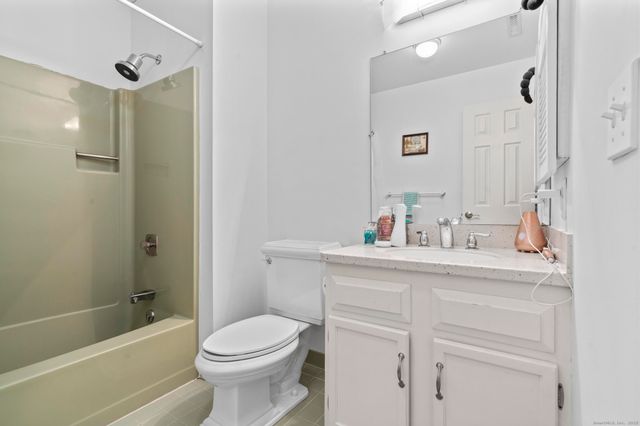 15 Derbyshire 15, Derby, CT 06418