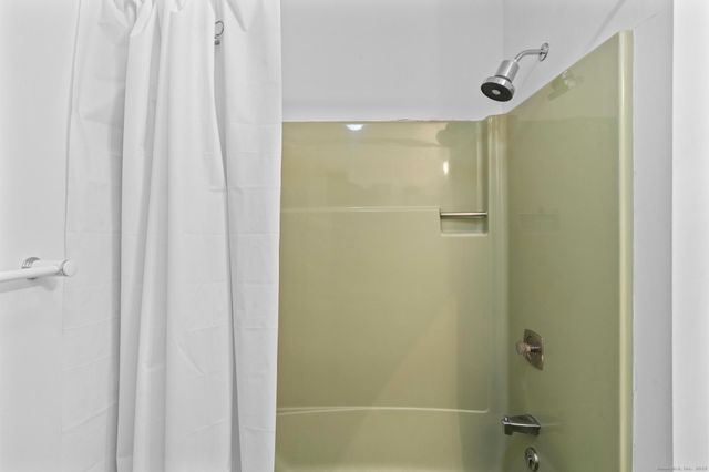 15 Derbyshire 15, Derby, CT 06418