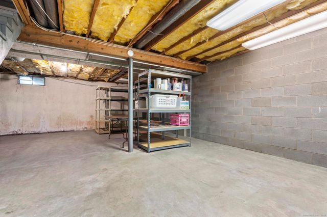 15 Derbyshire 15, Derby, CT 06418