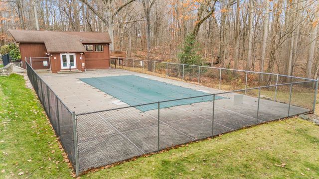 15 Derbyshire 15, Derby, CT 06418