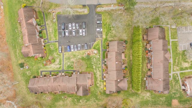 15 Derbyshire 15, Derby, CT 06418