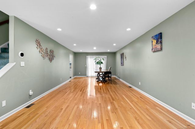 15 Derbyshire 15, Derby, CT 06418