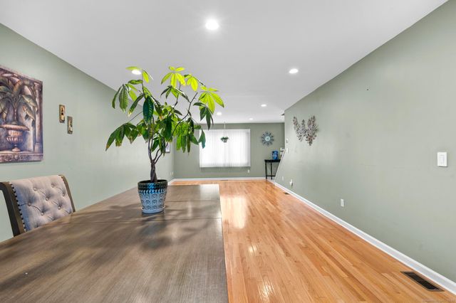 15 Derbyshire 15, Derby, CT 06418