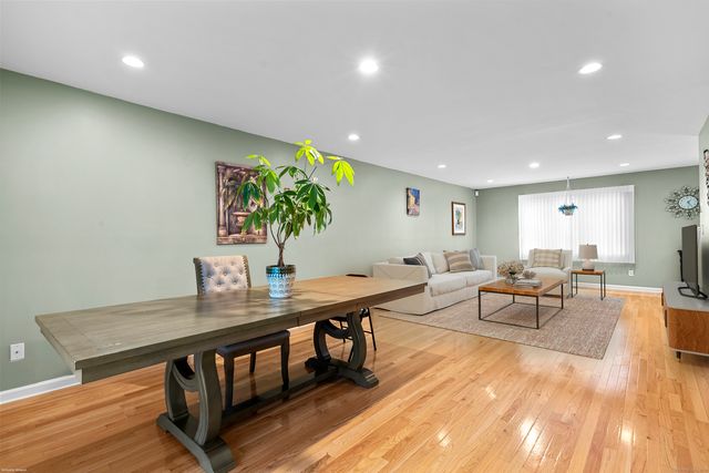 15 Derbyshire 15, Derby, CT 06418