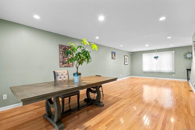 15 Derbyshire 15, Derby, CT 06418