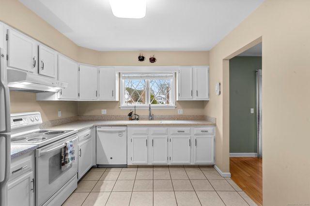 15 Derbyshire 15, Derby, CT 06418