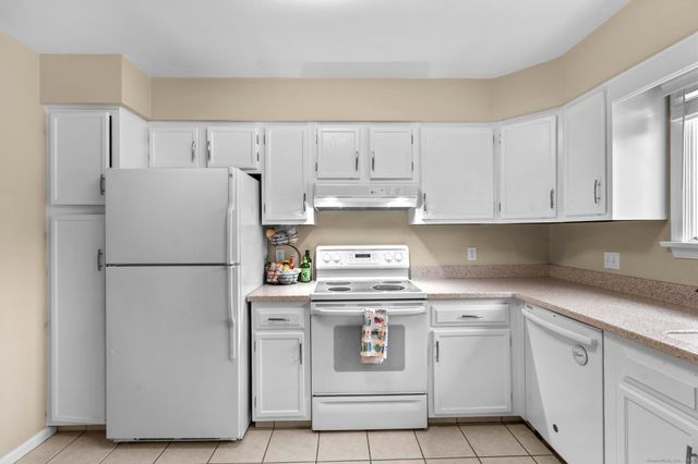 15 Derbyshire 15, Derby, CT 06418