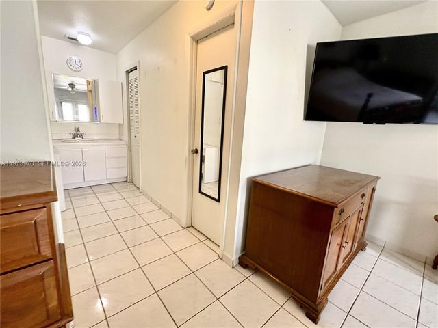 10611 SW 23rd Ter, Miami, FL 33165