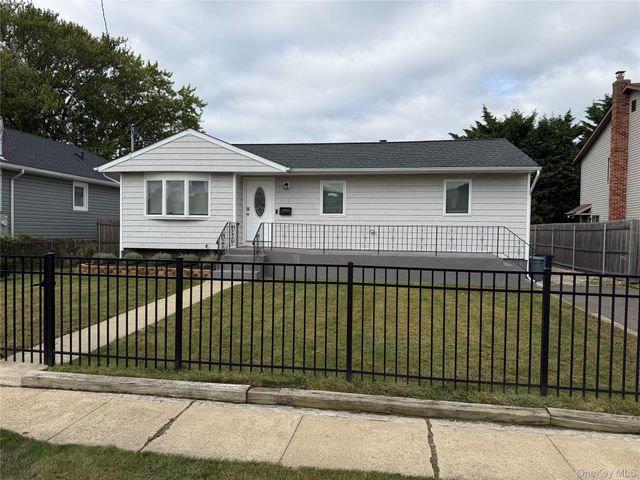 218 E Alhambra Avenue, Lindenhurst, NY 11757