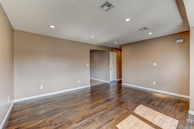 218 E Alhambra Avenue, Lindenhurst, NY 11757