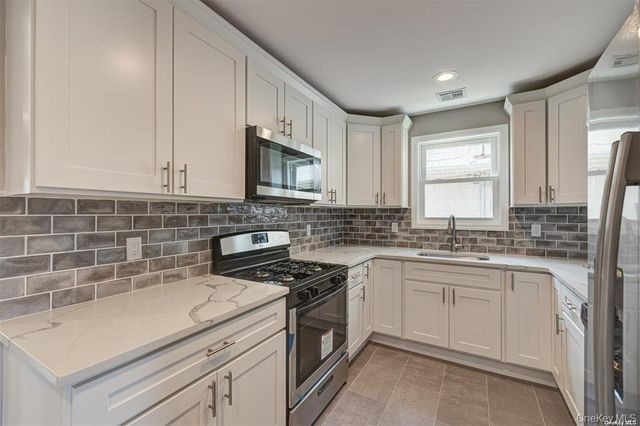 218 E Alhambra Avenue, Lindenhurst, NY 11757
