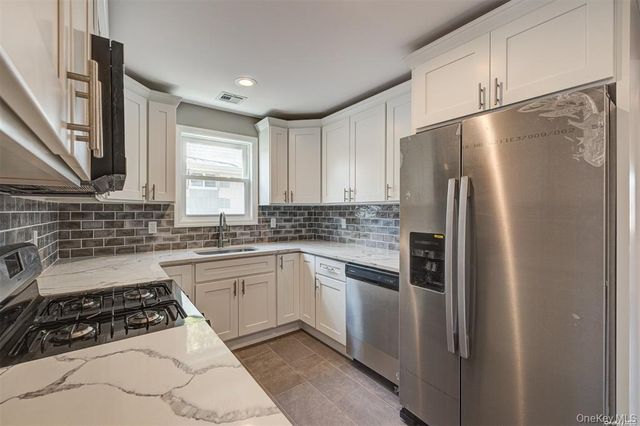 218 E Alhambra Avenue, Lindenhurst, NY 11757