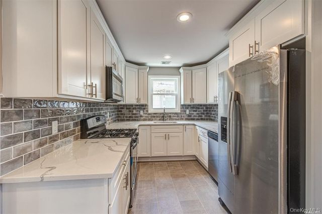 218 E Alhambra Avenue, Lindenhurst, NY 11757