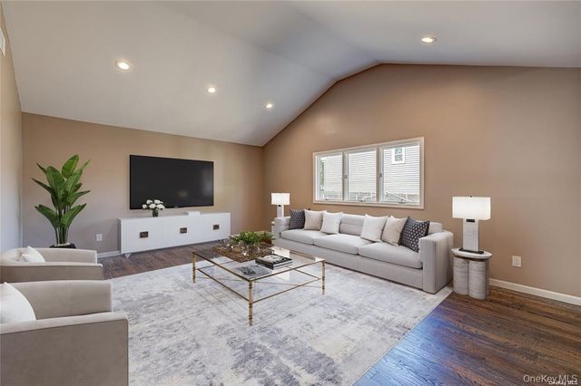 218 E Alhambra Avenue, Lindenhurst, NY 11757