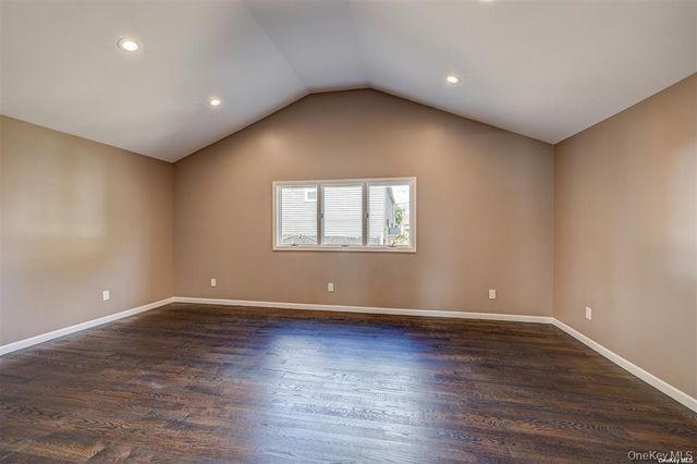 218 E Alhambra Avenue, Lindenhurst, NY 11757