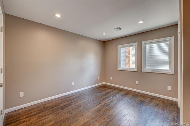 218 E Alhambra Avenue, Lindenhurst, NY 11757