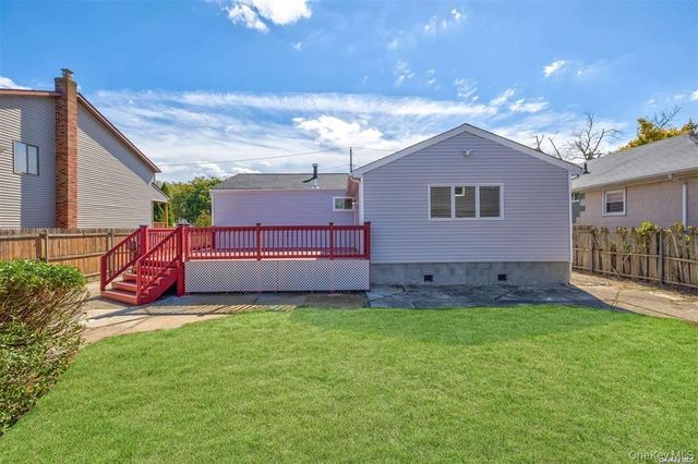 218 E Alhambra Avenue, Lindenhurst, NY 11757
