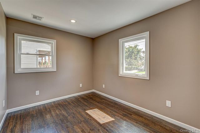 218 E Alhambra Avenue, Lindenhurst, NY 11757