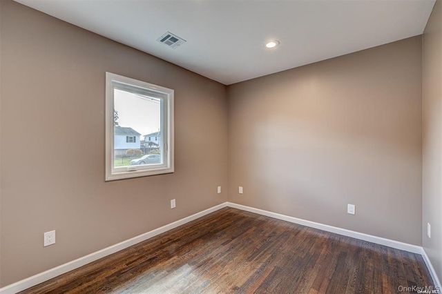 218 E Alhambra Avenue, Lindenhurst, NY 11757
