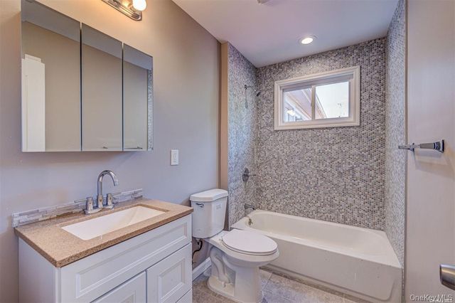 218 E Alhambra Avenue, Lindenhurst, NY 11757