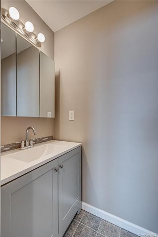 218 E Alhambra Avenue, Lindenhurst, NY 11757