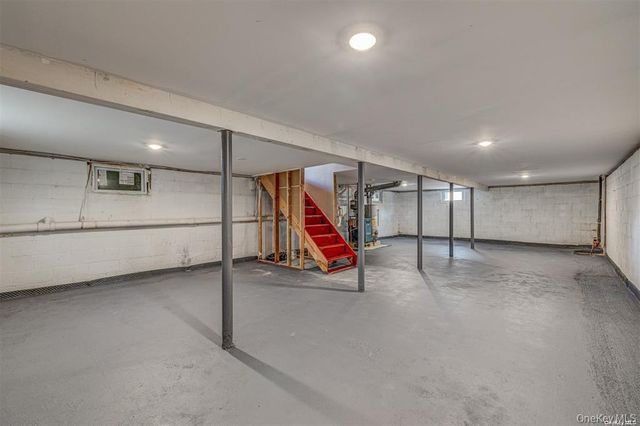 218 E Alhambra Avenue, Lindenhurst, NY 11757