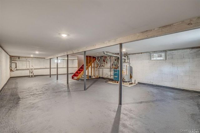 218 E Alhambra Avenue, Lindenhurst, NY 11757