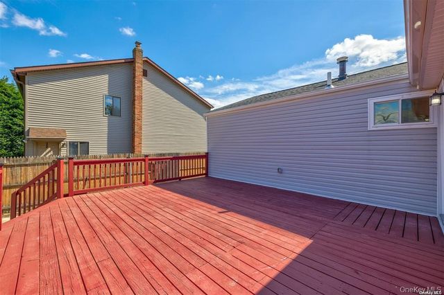 218 E Alhambra Avenue, Lindenhurst, NY 11757