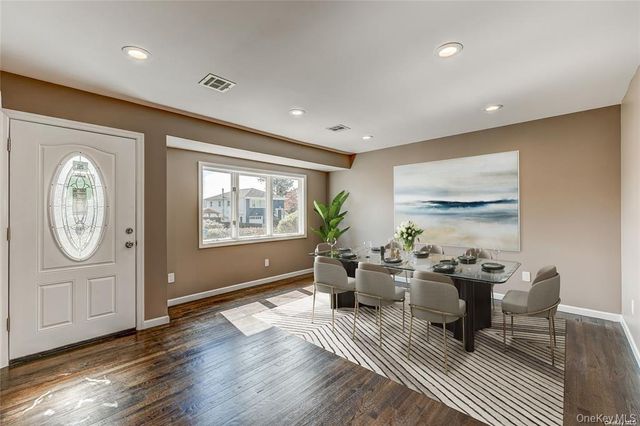 218 E Alhambra Avenue, Lindenhurst, NY 11757