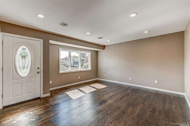 218 E Alhambra Avenue, Lindenhurst, NY 11757